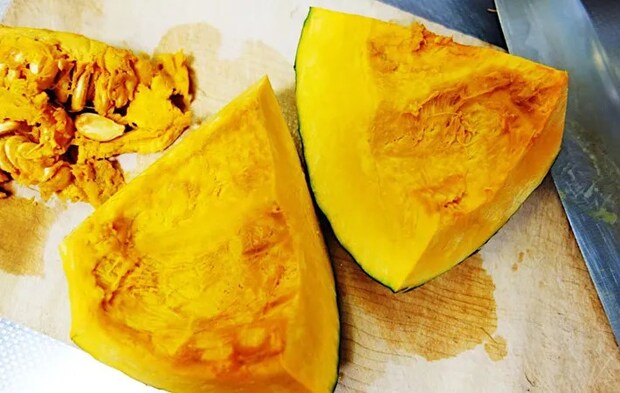 『焼いてのせるだけかぼちゃアイス』を作る写真（撮影：エニママ）