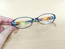 傷のあるメガネ、使い続けてもいい？ダメ？　『眼鏡市場』に聞いた正解は…