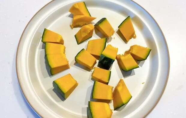 『かぼちゃとソーセージのマヨグラタン』を作る写真（撮影：エニママ）