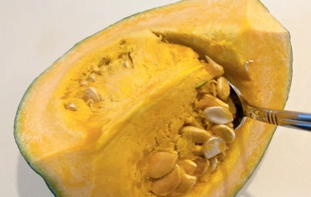 『かぼちゃとソーセージのマヨグラタン』を作る写真（撮影：エニママ）