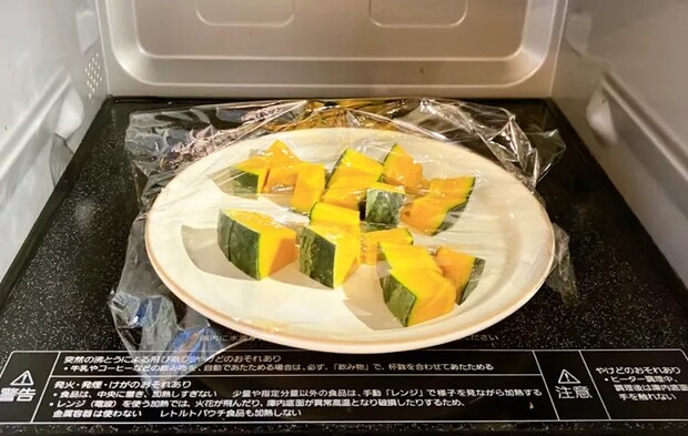 『かぼちゃとソーセージのマヨグラタン』を作る写真（撮影：エニママ）