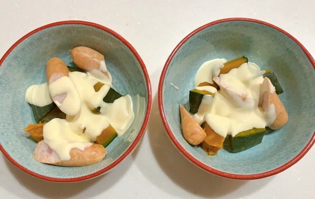 『かぼちゃとソーセージのマヨグラタン』を作る写真（撮影：エニママ）