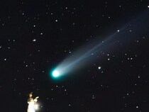 【レモン彗星】　写真家がとらえた『彗星と人物』に「全人類に見てほしい」「感動した」