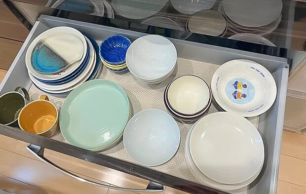 毎日必ず使う食器の収納写真（撮影：Classy Life）