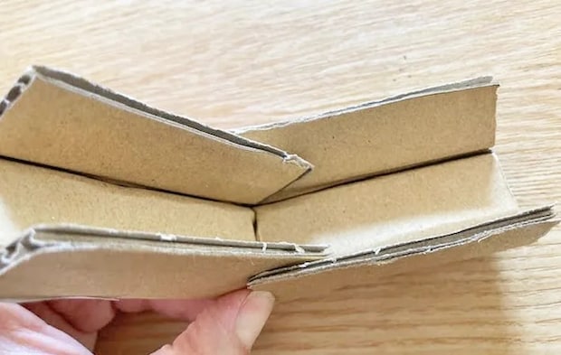 『段ボールコーナープロテクター』を作る写真（撮影：エニママ）