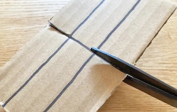 『段ボールコーナープロテクター』を作る写真（撮影：エニママ）