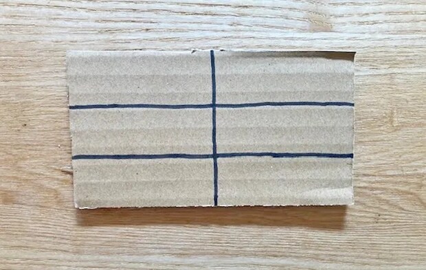 『段ボールコーナープロテクター』を作る写真（撮影：エニママ）