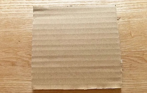 『段ボールコーナープロテクター』を作る写真（撮影：エニママ）