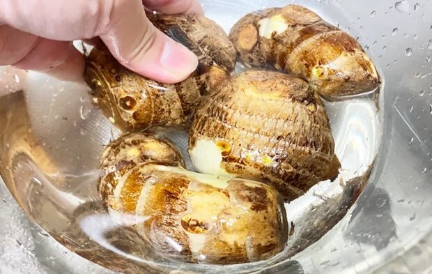 『フライド里芋』を作る写真（撮影：エニママ）