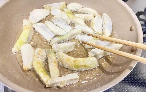 『フライド里芋』を作る写真（撮影：エニママ）