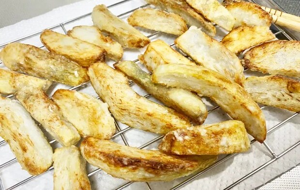 『フライド里芋』を作る写真（撮影：エニママ）