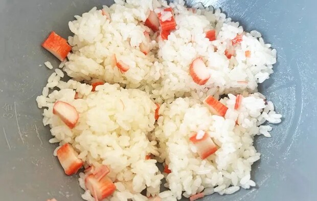 『カニカマおにぎり』を作る写真（撮影：エニママ）