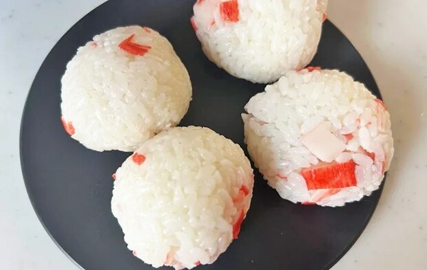 『カニカマおにぎり』の完成写真（撮影：エニママ）