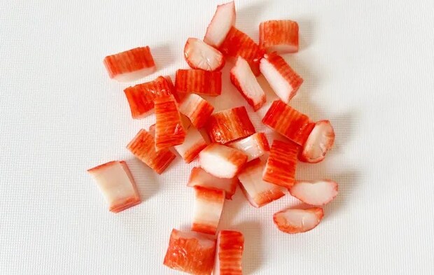 『カニカマおにぎり』を作る写真（撮影：エニママ）