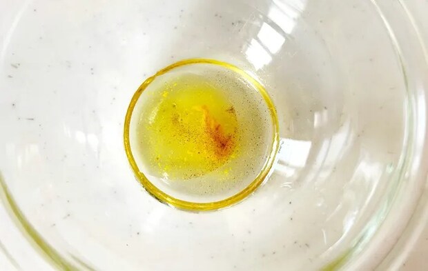 『納豆付属からしでドレッシング』を作る写真（撮影：エニママ）