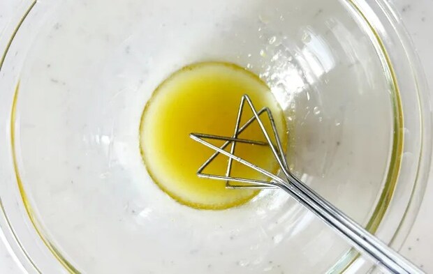 『納豆付属からしでドレッシング』を作る写真（撮影：エニママ）