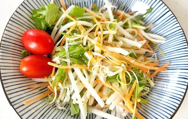 『納豆付属からしでドレッシング』をかけたサラダの写真（撮影：エニママ）