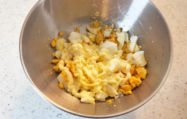 『カレー粉入りたまごサンド』を作る写真（撮影：エニママ）