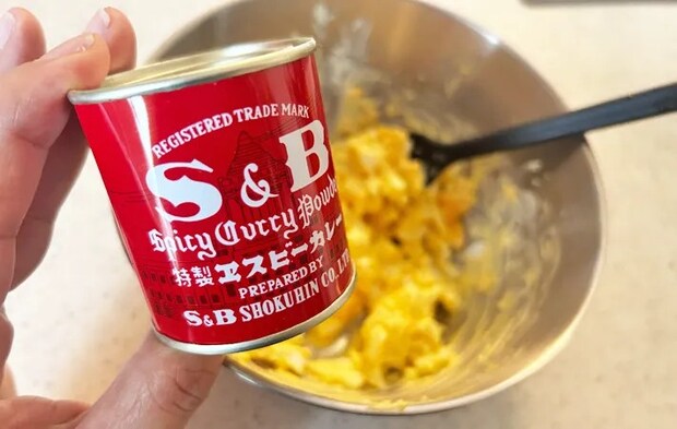 『カレー粉入りたまごサンド』を作る写真（撮影：エニママ）