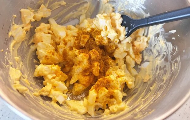 『カレー粉入りたまごサンド』を作る写真（撮影：エニママ）