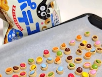 ポテコにマーブルチョコをはめて焼いてみたら…まさかの展開に8万『いいね』