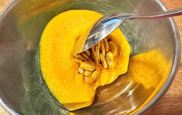 『カボチャの種スナック』を作る写真（撮影：エニママ）