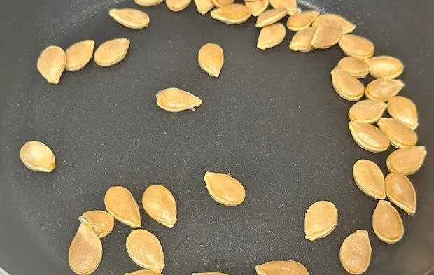 『カボチャの種スナック』を作る写真（撮影：エニママ）