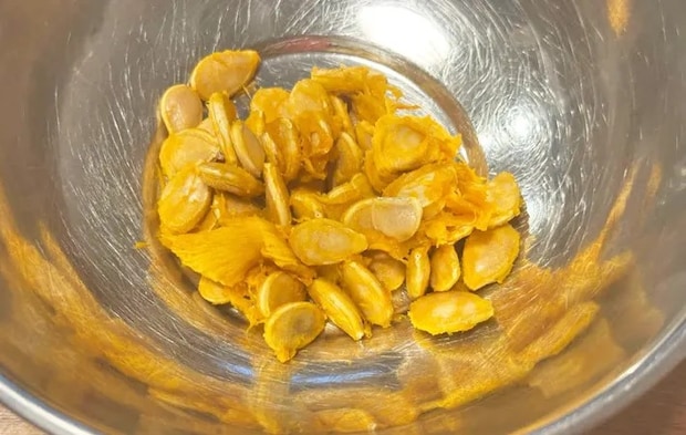 『カボチャの種スナック』を作る写真（撮影：エニママ）