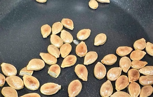 『カボチャの種スナック』を作る写真（撮影：エニママ）