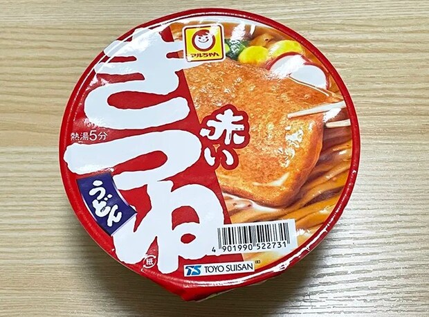 『マルちゃん 赤いきつねうどん』の写真（撮影：grape編集部）