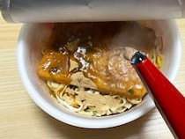 「ハマりそう…」　カップ麺のうどんをレベルアップさせた、たった1つの食材とは？