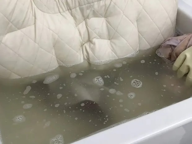 枕を洗う写真（撮影：Heulie）