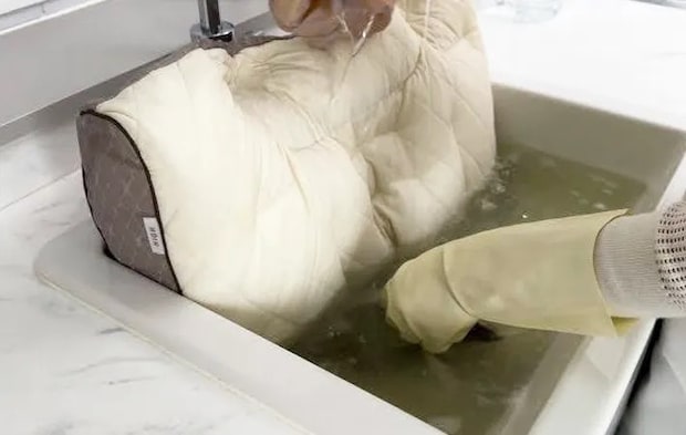 『枕のつけ置き洗い』をする写真（撮影：Heulie）