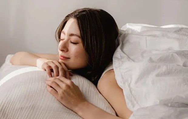 ベッドにいる女性の写真（撮影：Heulie）