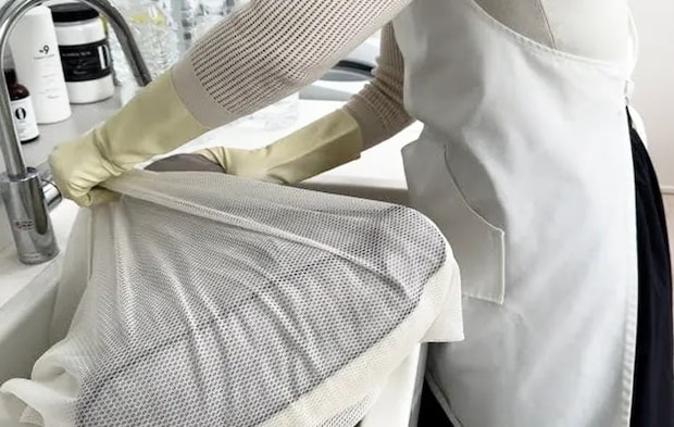 『枕のつけ置き洗い』をする写真（撮影：Heulie）