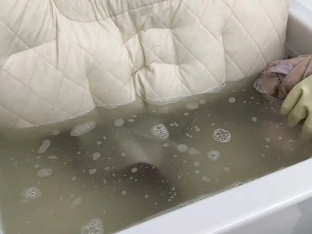 洗濯機で枕は洗える？洗えない？　専門家が教える『正解』は…【正しい枕の洗い方】