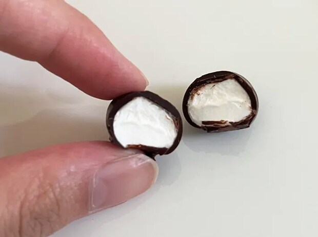 『ビターチョコを味わうチョコがけマシュマロ』の写真（撮影：grape編集部）