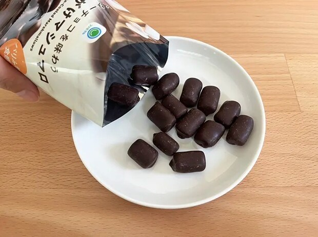 『ビターチョコを味わうチョコがけマシュマロ』の写真（撮影：grape編集部）