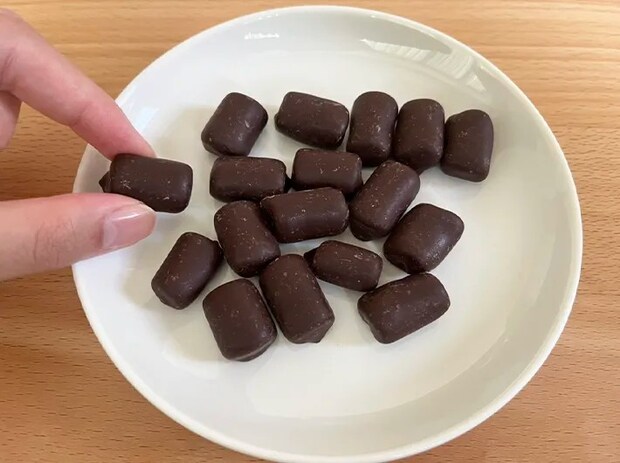 『ビターチョコを味わうチョコがけマシュマロ』の写真（撮影：grape編集部）