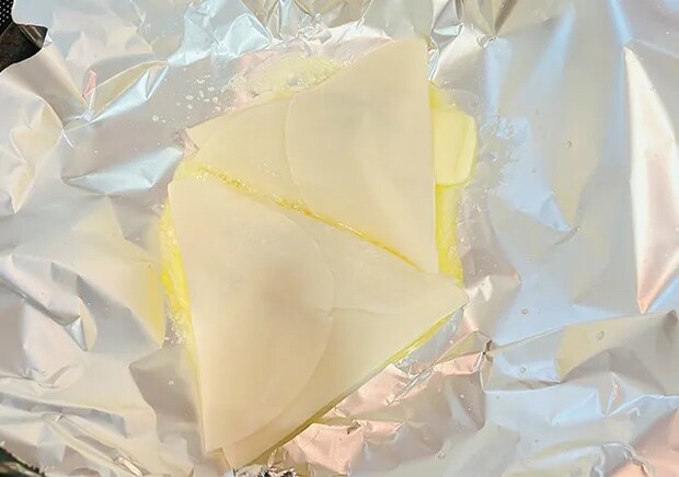 餃子の皮と『メルティーキッス』（撮影：grape編集部）