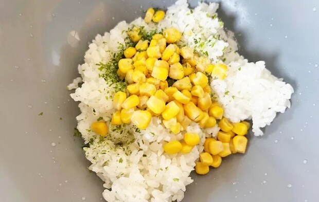 『青のりおにぎり』を作る写真（撮影：エニママ）