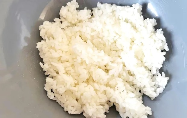 『青のりおにぎり』を作る写真（撮影：エニママ）