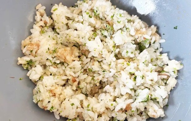 『青のりおにぎり』を作る写真（撮影：エニママ）