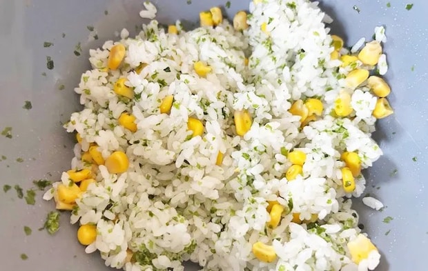 『青のりおにぎり』を作る写真（撮影：エニママ）