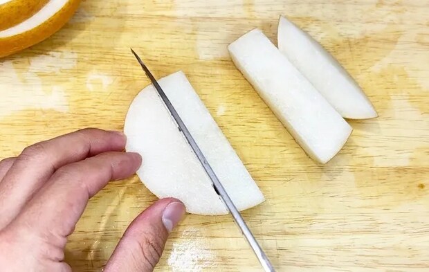 『梨のスティック切り』をする写真（撮影：キジカク）