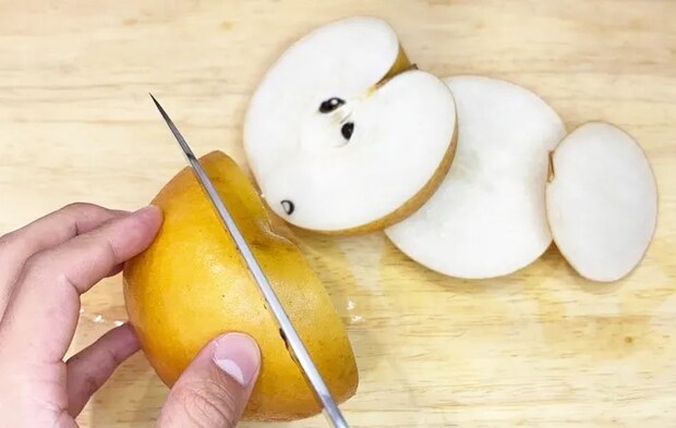 『梨のスティック切り』をする写真（撮影：キジカク）
