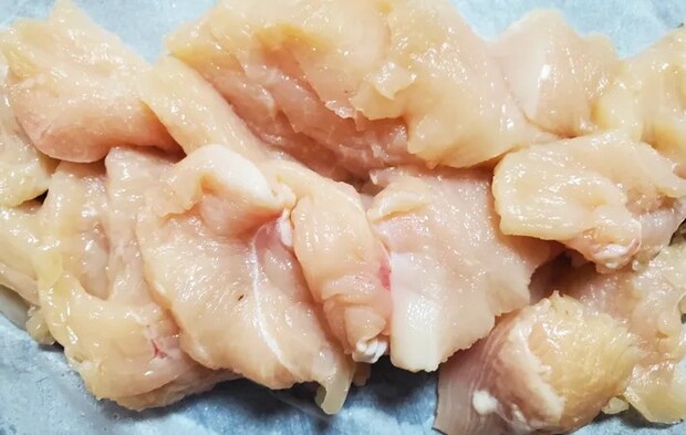 『鶏胸肉のトマトチリソース』を作る写真（撮影：エニママ）