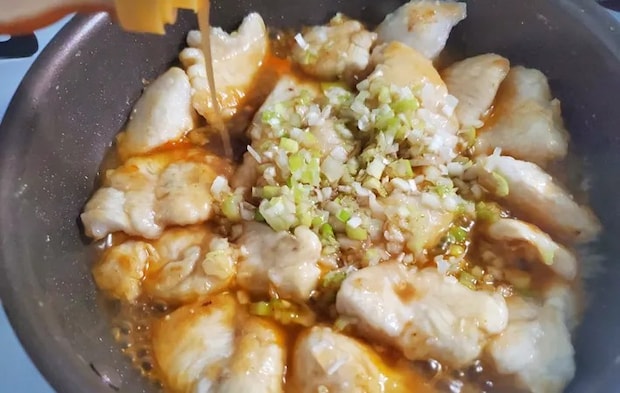 『鶏胸肉のトマトチリソース』を作る写真（撮影：エニママ）