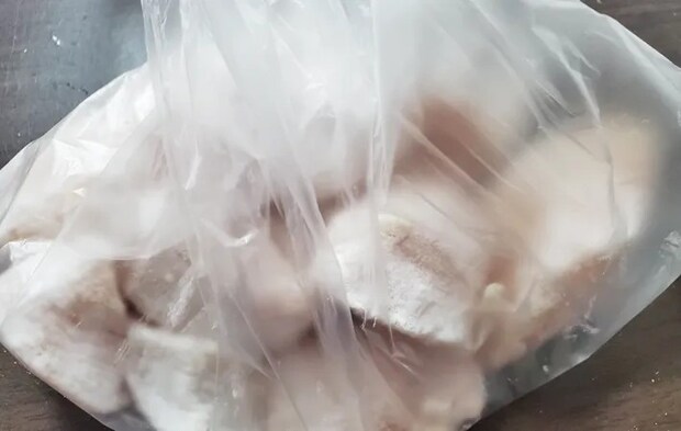 『鶏胸肉のトマトチリソース』を作る写真（撮影：エニママ）