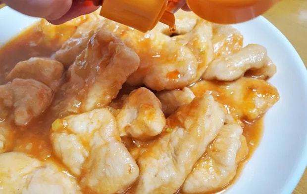 『鶏胸肉のトマトチリソース』の完成写真（撮影：エニママ）